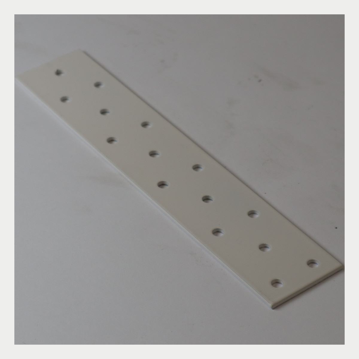 Naulauslevy maalattu 40x200x2,0 (valkoinen) – tuote 401372